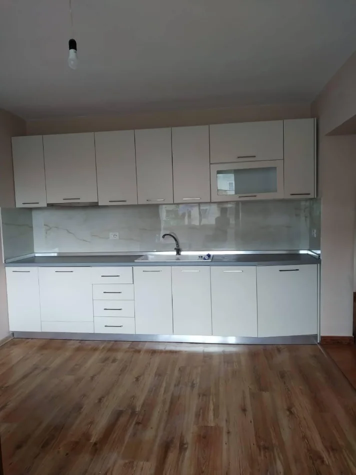 21 Dhjetori, jepet me qera apartament 1+1 bosh