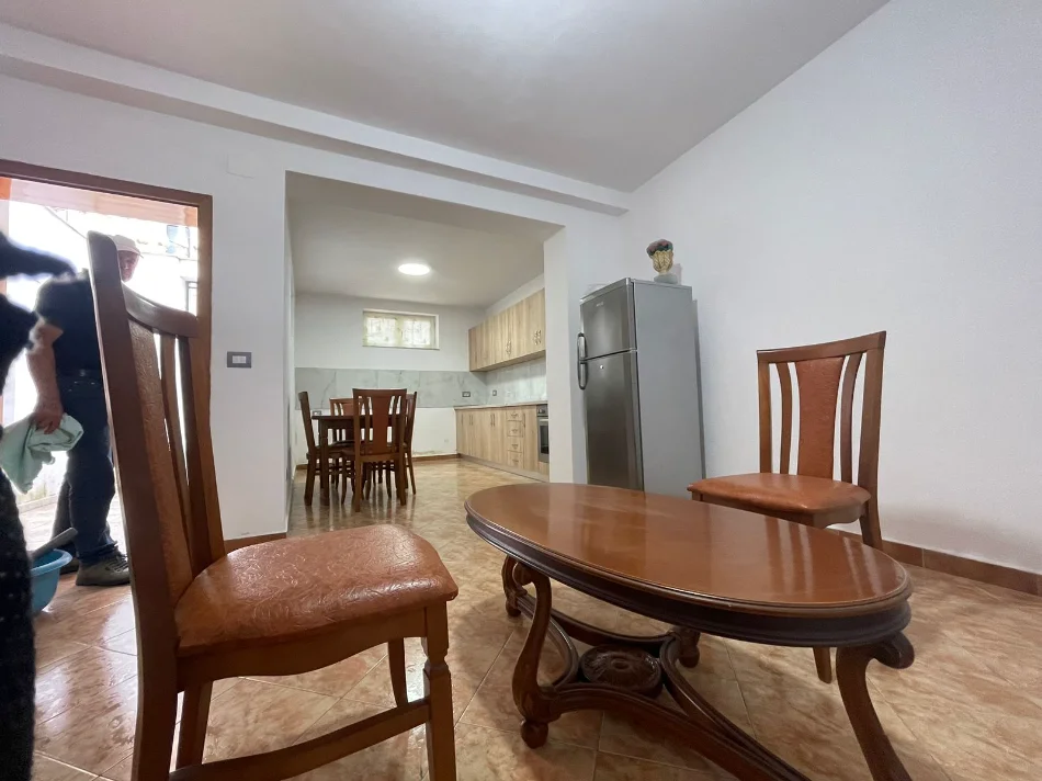 Apartament 1+1 me qira 400 € (rruga bardhyl)