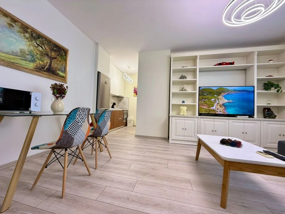 Apartament 1+1 me qira rr. Kosovareve  800 €