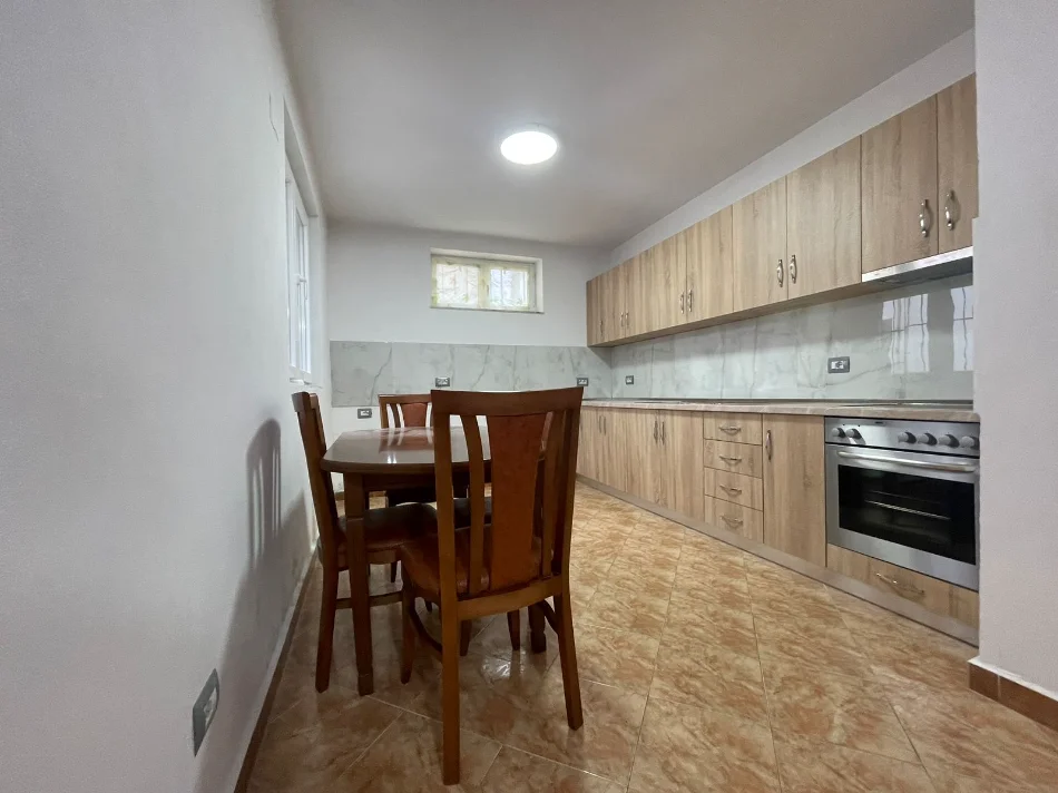 Apartament  1+1 me qira    (rruga bardhyl) 400 euro