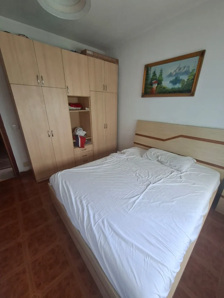 Apartament 2+1+2 per ndarje qiraje    250 €  te ish ekspozita
