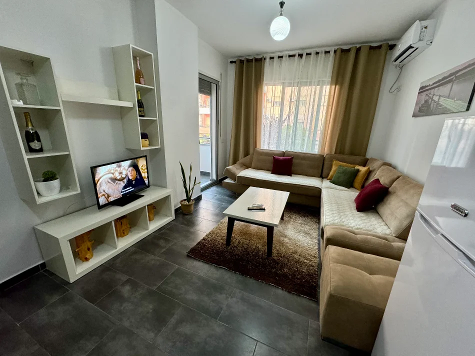 Astir Tirane (afer rruges kryesore pas hotel Marinaj), jepet me qera apartament 2+1+Ballkon ,Kati 1 banim, 80 m² cmimi 550 € (vet pronari)