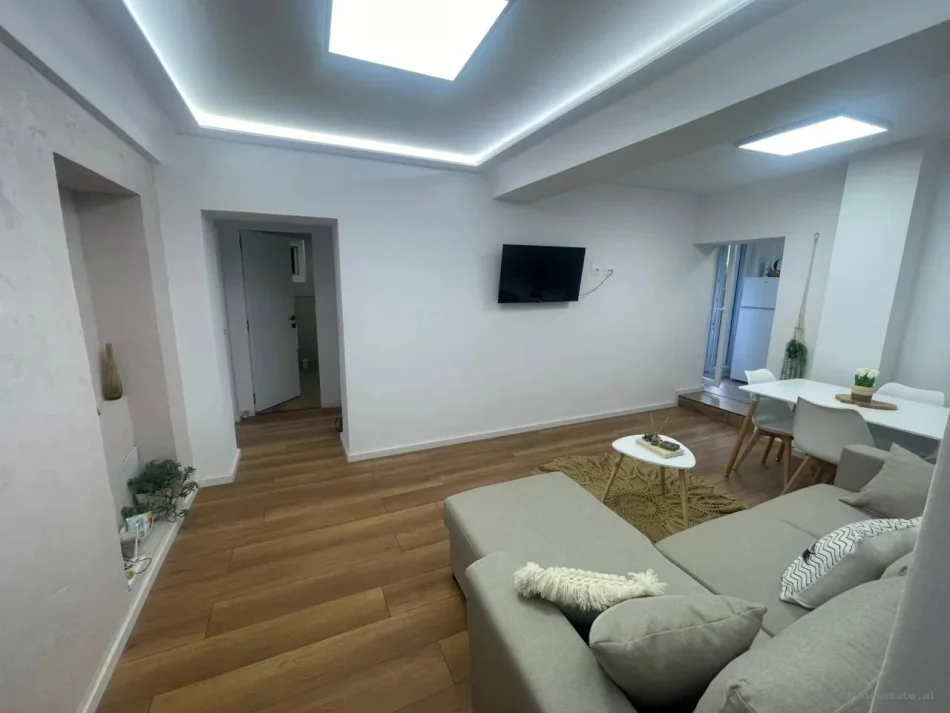 [B221453] Tirane, jepet me qera apartament 2+1+Ballkon Kati 2, 80 m² 820 €