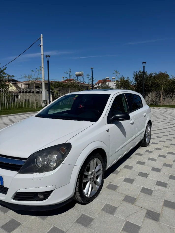 Durres, Benzin+Gaz, e bardhë automatik Kondicioner 230.000 km 3.000 €