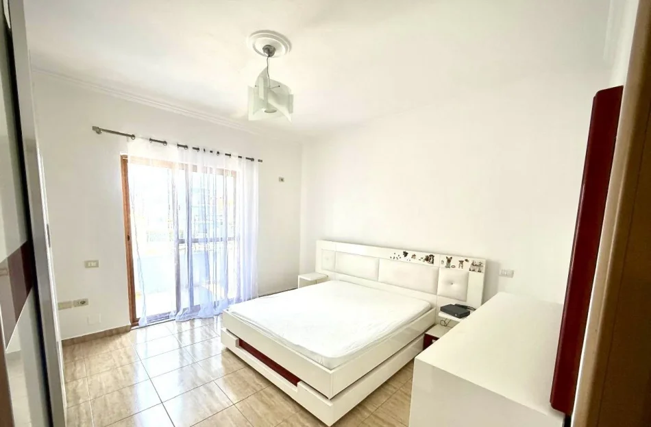 Durres, jepet me qera apartament 3+1 Kati 1, 250 m² 600 € (Autostrada Tiranë–Durrës)