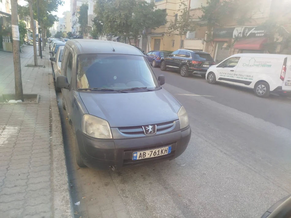 Durres, shes makine Makine Nafte, gri e erret manuale Klima 27.000 km 1.200 €