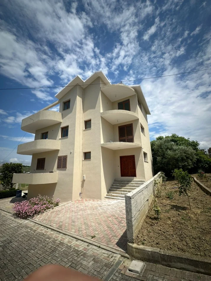 Durres, shitet apartament 2+1 Kati 3, 1.050 m² 600.000 € (Durres)