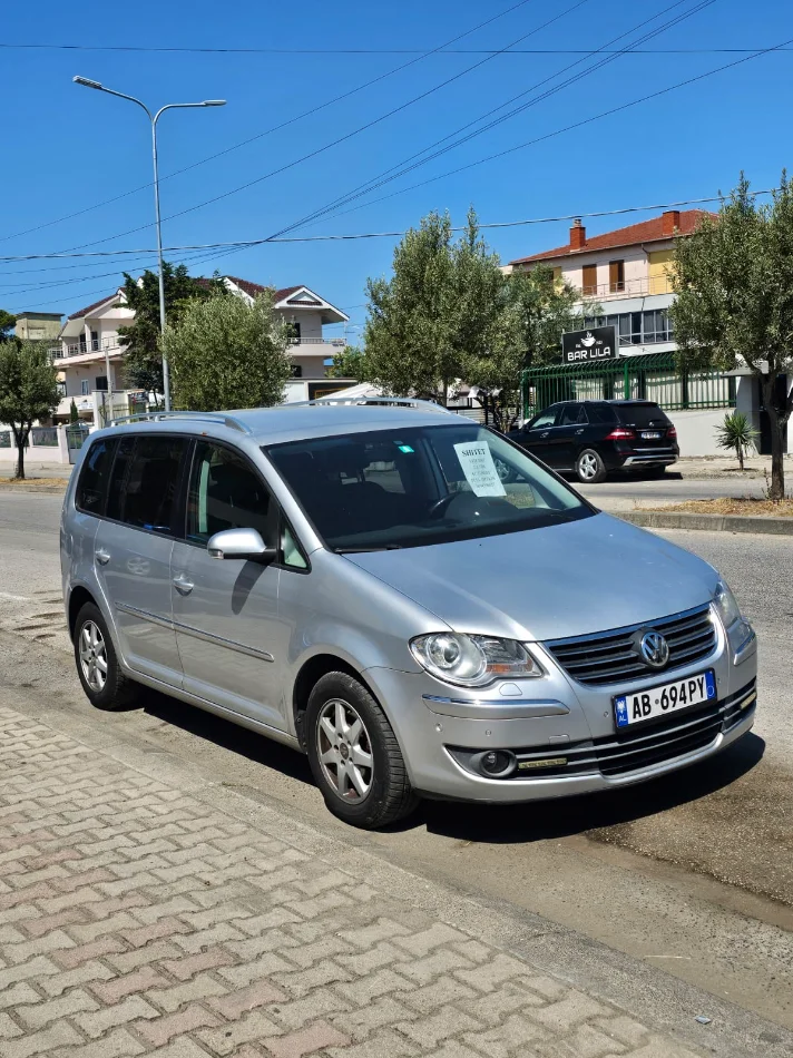 Durres, shitet makine Volkswagen Nafte, e argjendtë automatik Kondicioner 220.000 km 6000 €