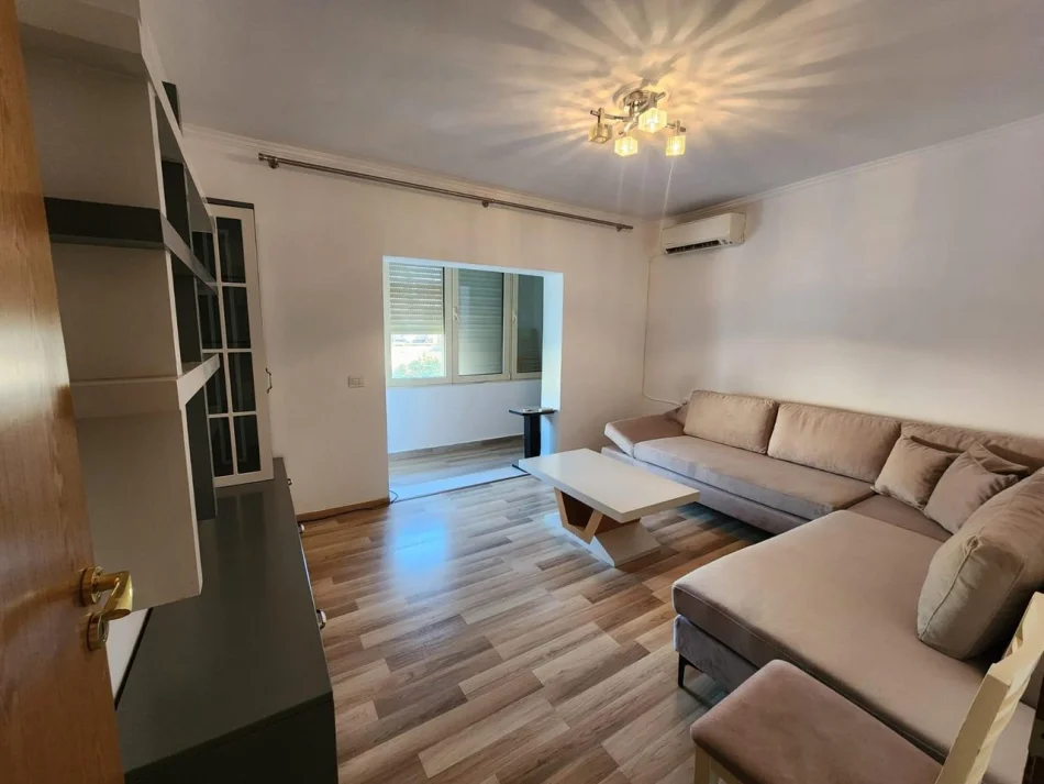 Elbasan, jepet me qera apartament 1+1 Kati 5, 70 m² 700 € (Liceu Artistik – Rruga e Elbasanit)