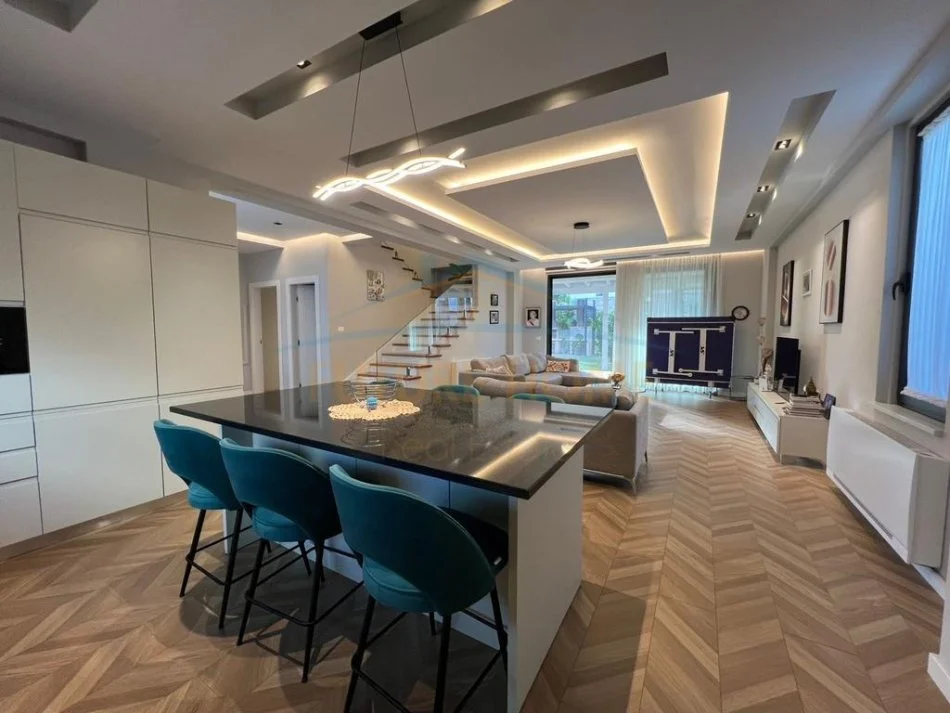 Gjiri Lalezit | Hamallaj, shitet apartament 4+1 , 728 m² 1.600.000 € (San Pietro ,Gjiri i Lalezit)