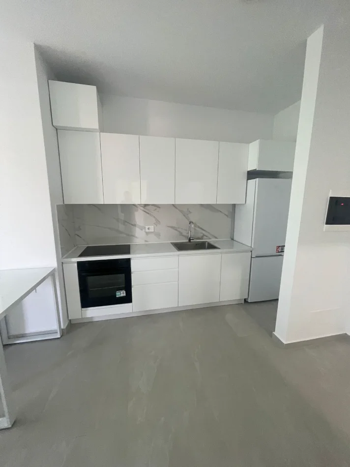 🏢 JEPEN APARTAMENTE ME QIRA – 5 MAJI , Fringo i Ri  550 € (5 Maj)