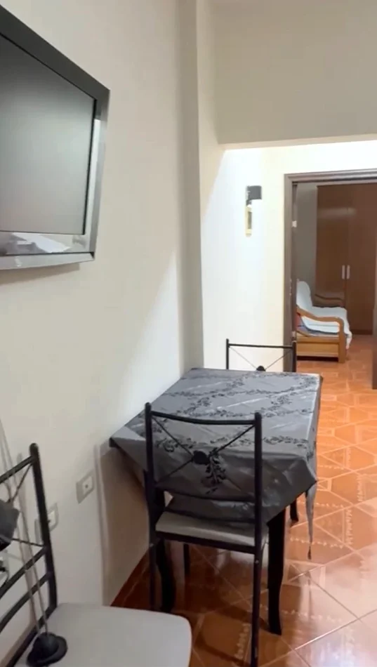 🏡 JEPET APARTAMENT ME QERA NË QYTET STUDENTI 🏡 450 Euro