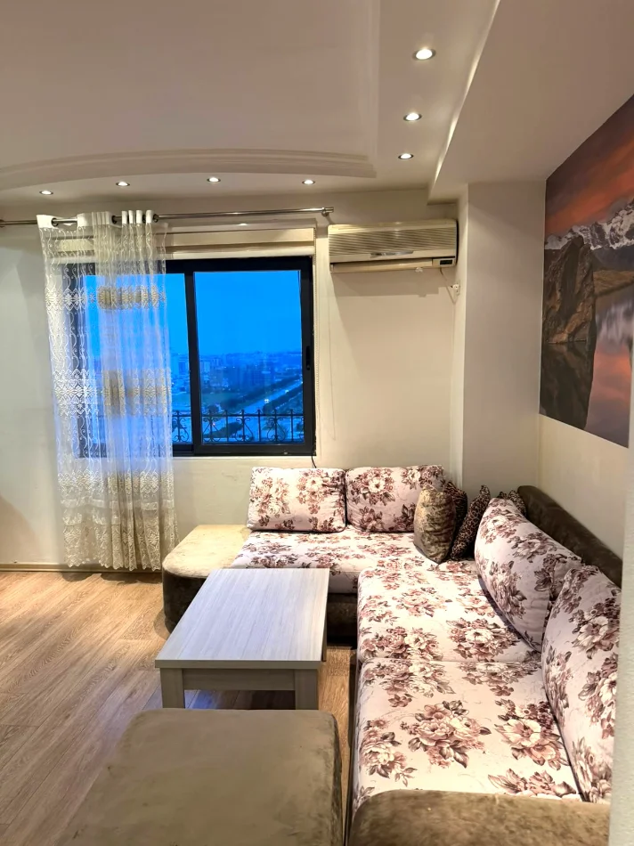 Jepet hyrje 2+1 i me qera  tek  stacioni i trenit, ne qender te tiranes, 550 euro