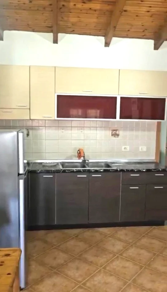 Jepet me qera 2+1 ne rrugen siri kodra, prane hotel meridian , 450 euro