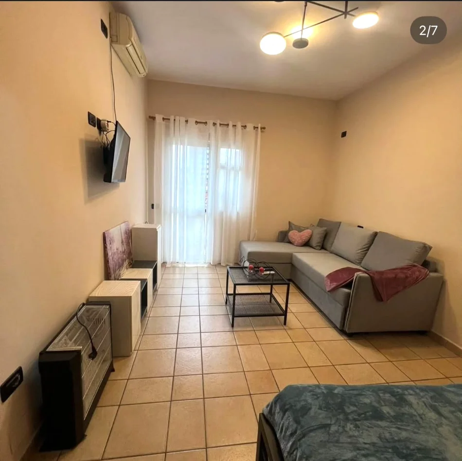 🏡 JEPET ME QERA APARTAMENT 1+1 TEK RRUGA E KAVAJES (PRANË PARKUT),  500 Euro