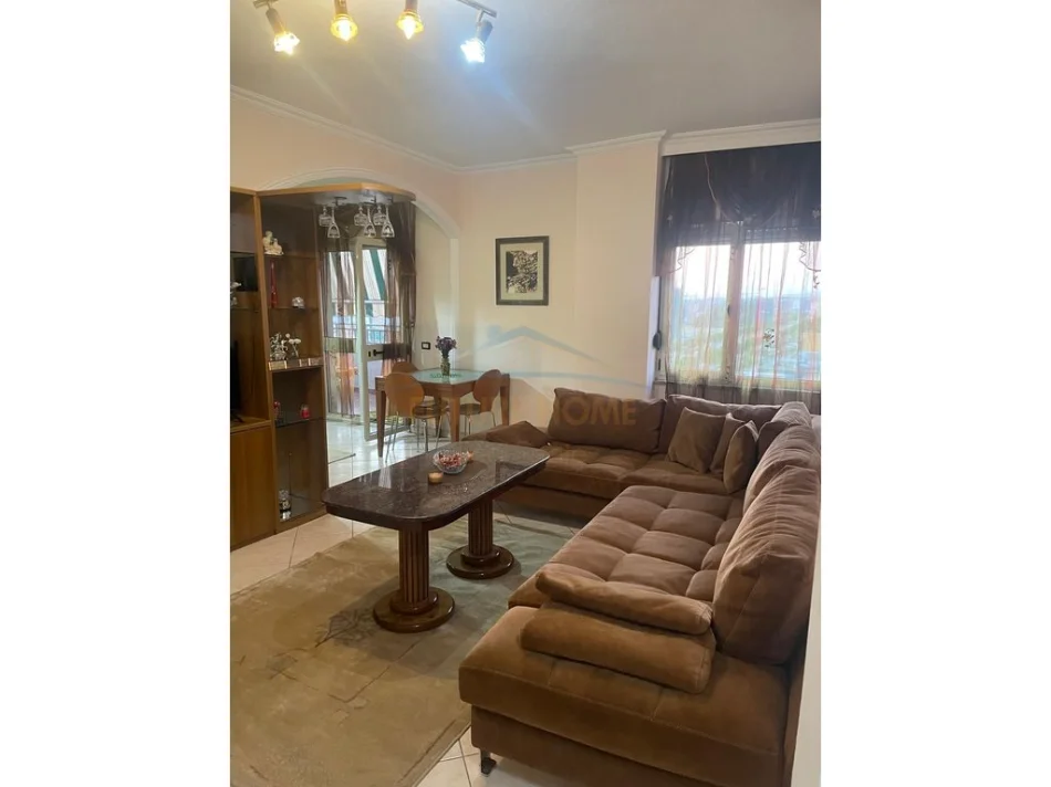 Jepet me qera apartament 2+1 stacioni trenit