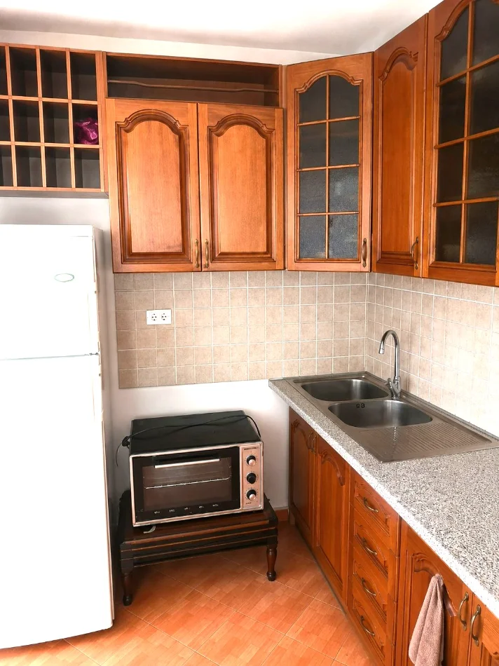 Jepet me qera apartament  2+1 tek rruga bardhyl, 450 euro