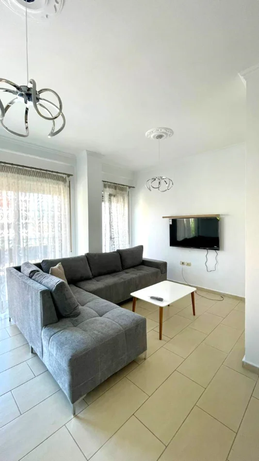 Jepet me qera apartament ne qender te tiranes, 800 euro i diskutueshem