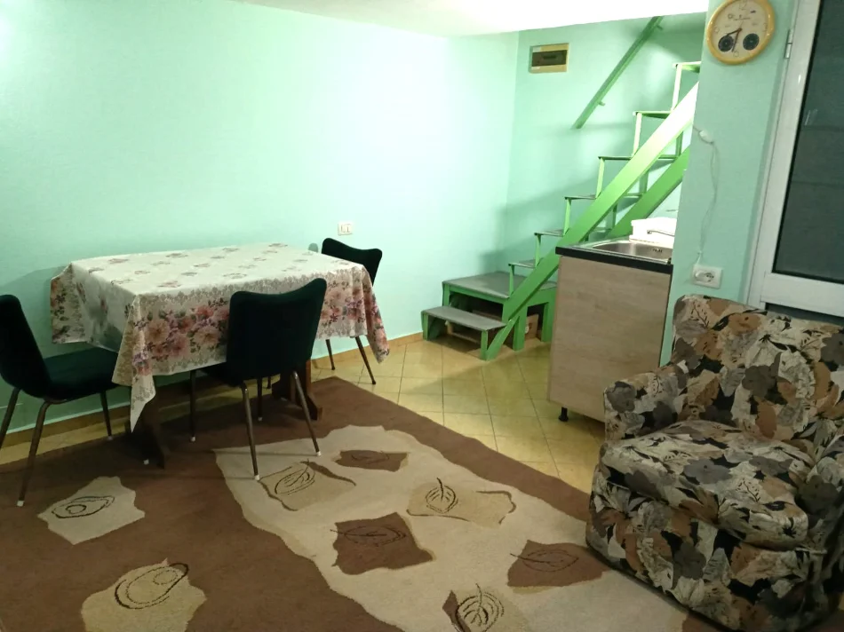 Jepet me qera apartament ne shtepi private , 350 euro , ne 21 dhjetor