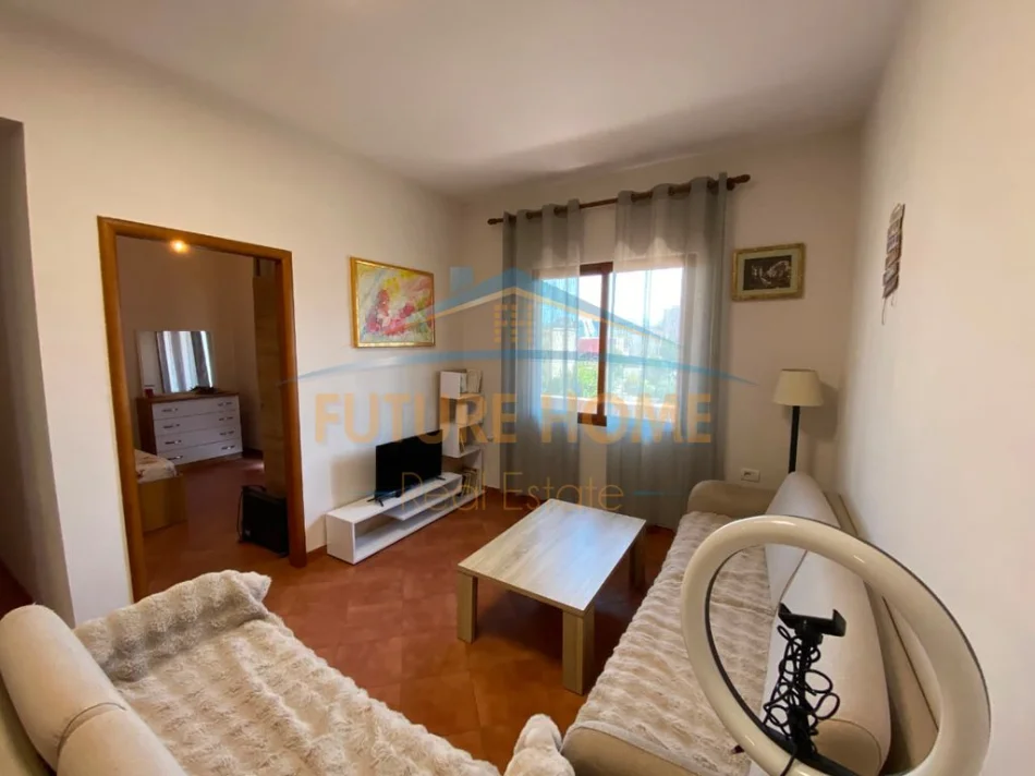 Jepet me qera aprtament 2+1 komuna parisit