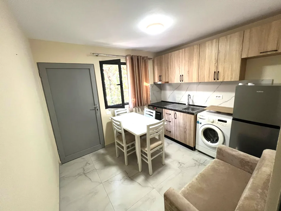 🏠 JEPET ME QIRA APARTAMENT 1+1 ME BALLKON TEK SHKOLLA E BASHKUAR,  350 Euroo