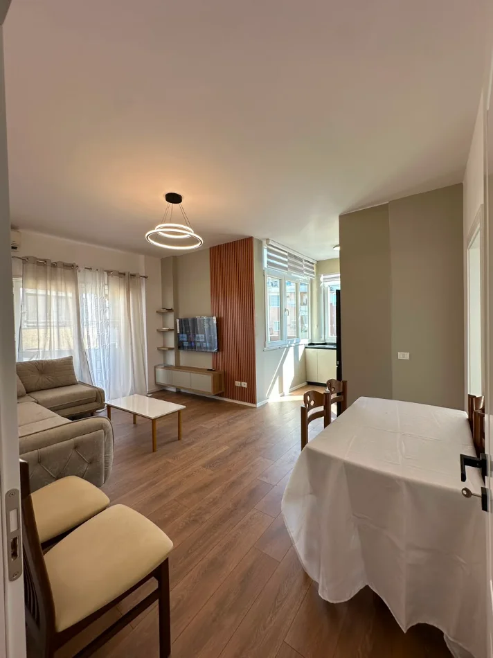 Jepet me qira apartament 2+1 kopshti zoologjik  900 €