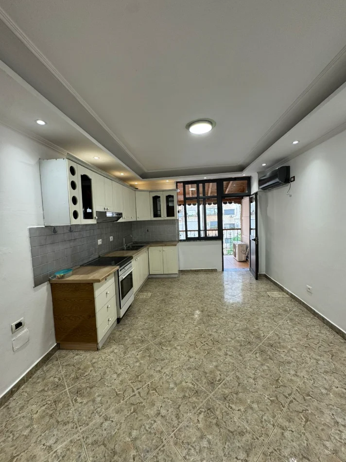 Jepet me qira apartament 3+1+2 📍prane pallatit me shigjeta  50.000  leke