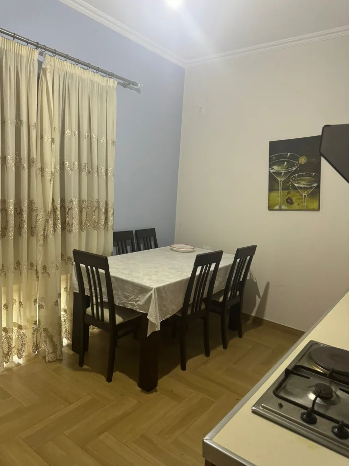 Jepet me qira kati i 2 dhe i 3 i nje vile  te kodra e priftit  450 € (kodra e priftit)