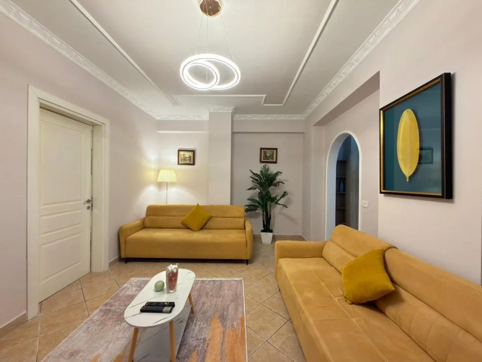 Jepet me qira super apartament 2+1 tek rruga e elbasanit   , 600 €uro