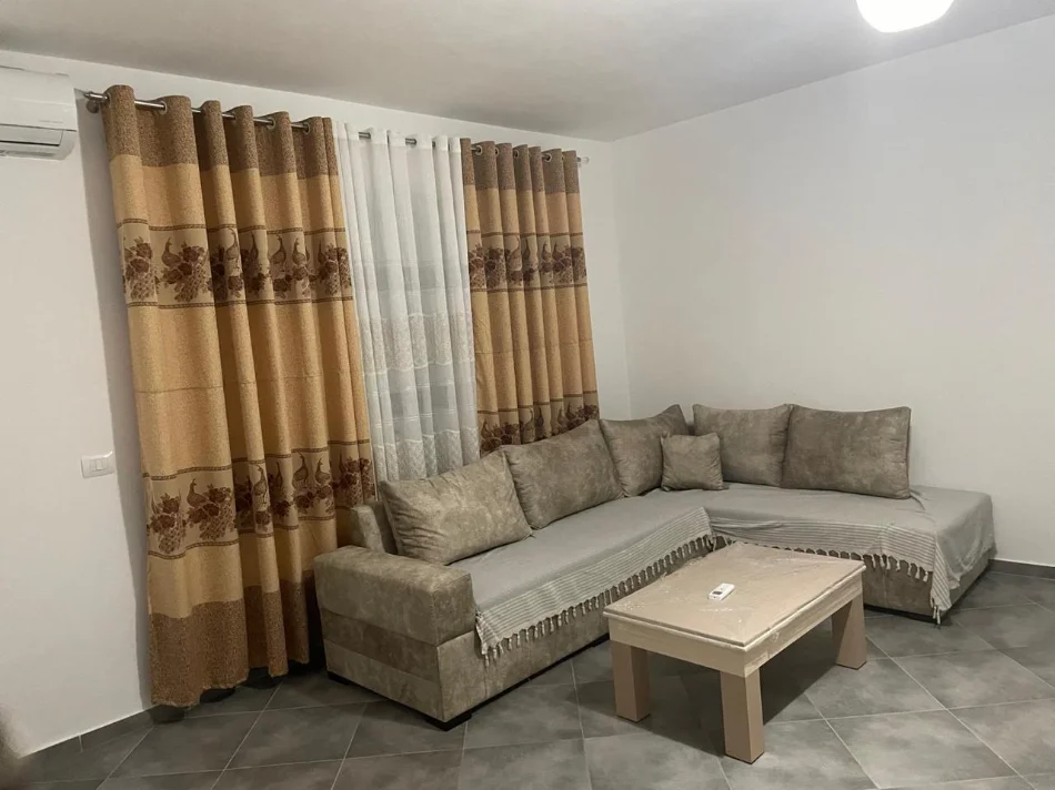 Jepet Super Apartament 2+1 me Qira në Astir e pershtatshme per 4 goca ose nje familje