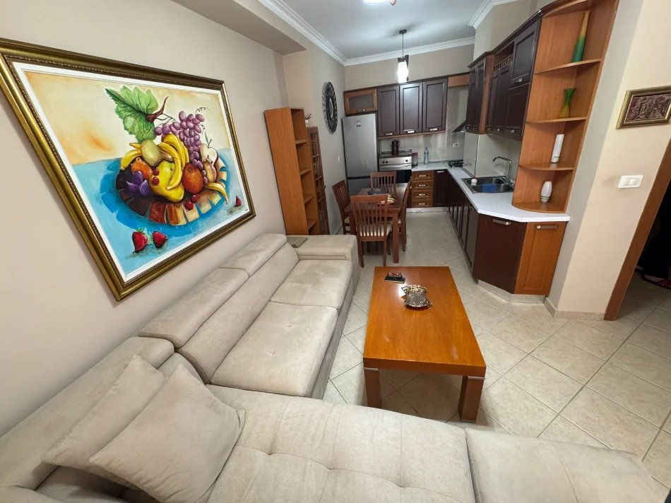 Jepet apartament me qera tek kompleksi Romarjo ne Astir    Afer rruges kryesore  650 € (Astir)