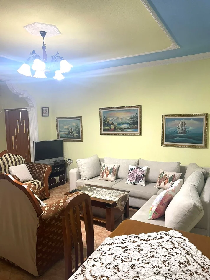 Jepet me Qera  1+1 ,per 3 veta  me ashensor  500 €UR , ne qender  DON BOSKO, perballe VIZION PLUS