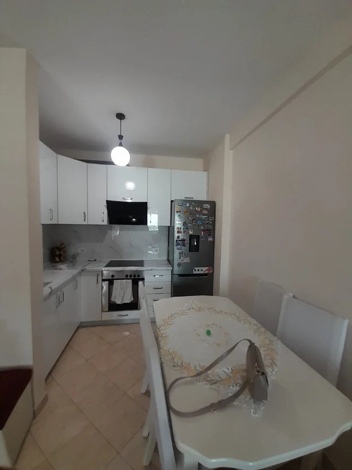 Jepet me Qera Apartament 1+1, Mobiluar, Çmimi 45.000 Lekë të Reja,në LAPRAKË, Tiranë.