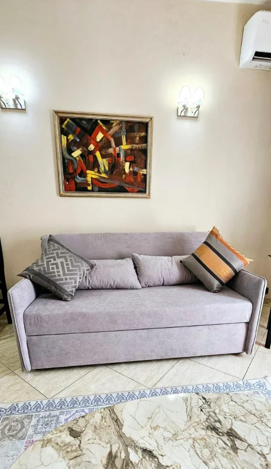 Jepet me Qera Apartament 1+1📍 Ne hyrje te Rruges se Ambasadave tek Rruga e Kavajes,   550 mije leke