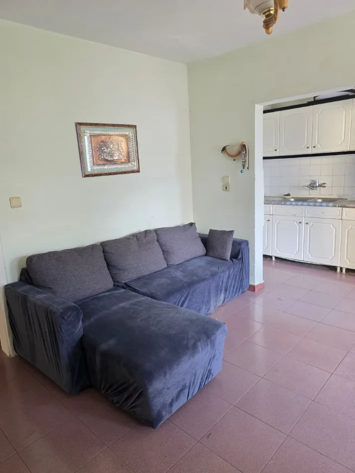 Jepet me Qera Apartament 1+1 me Ballkon në Qender të Tiranës, afër Postes, E pershtatshme per 3 persona
