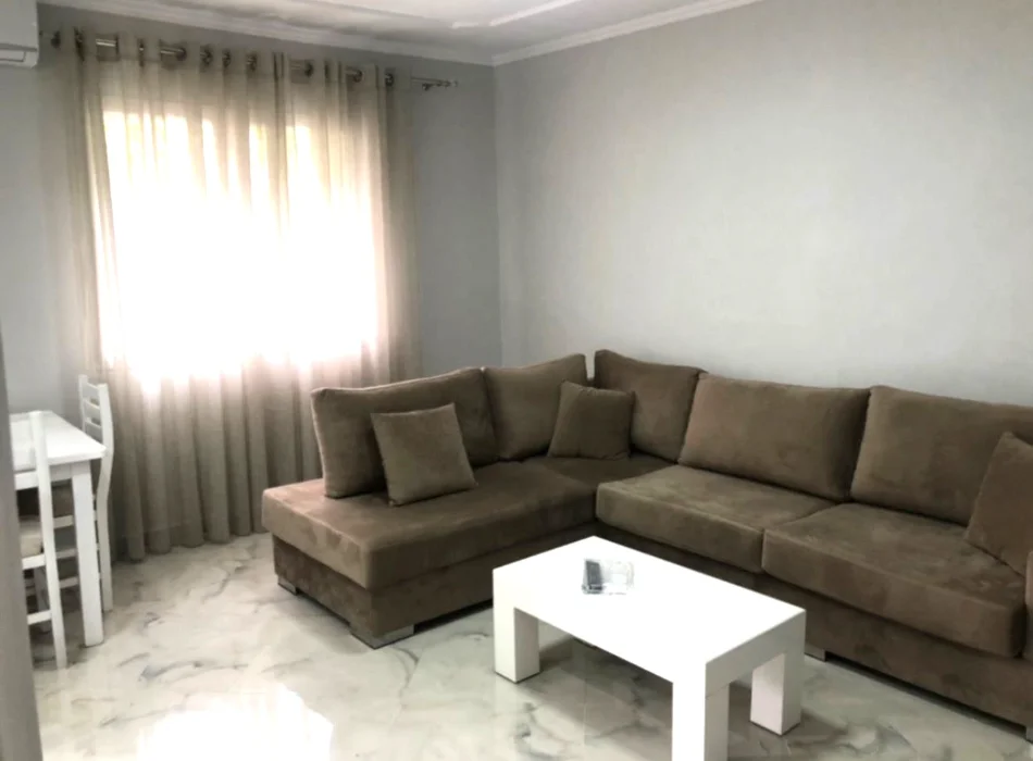 Jepet me Qera Apartament 1+1 ne Xhamllik,  450 Euro