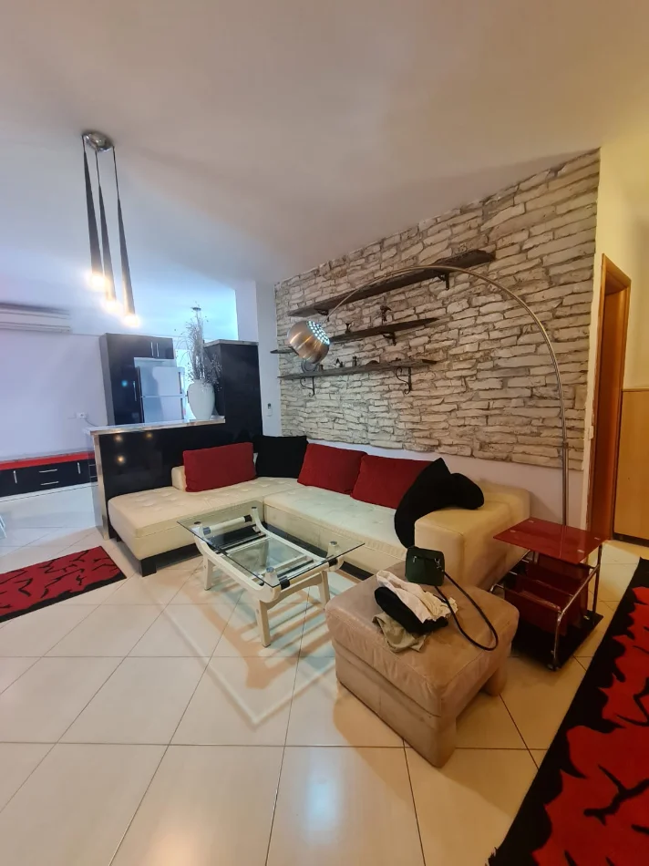 Jepet me Qera Apartament 2+1 në Rrugën e Kavajës, tek Report Tv,  650 mije leke