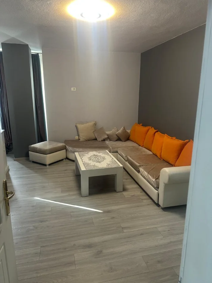 Jepet me Qera Apartament 2+1 te Rruga e Elbasanit afer te Ambasada Amerikane, 750 Euro i diskt