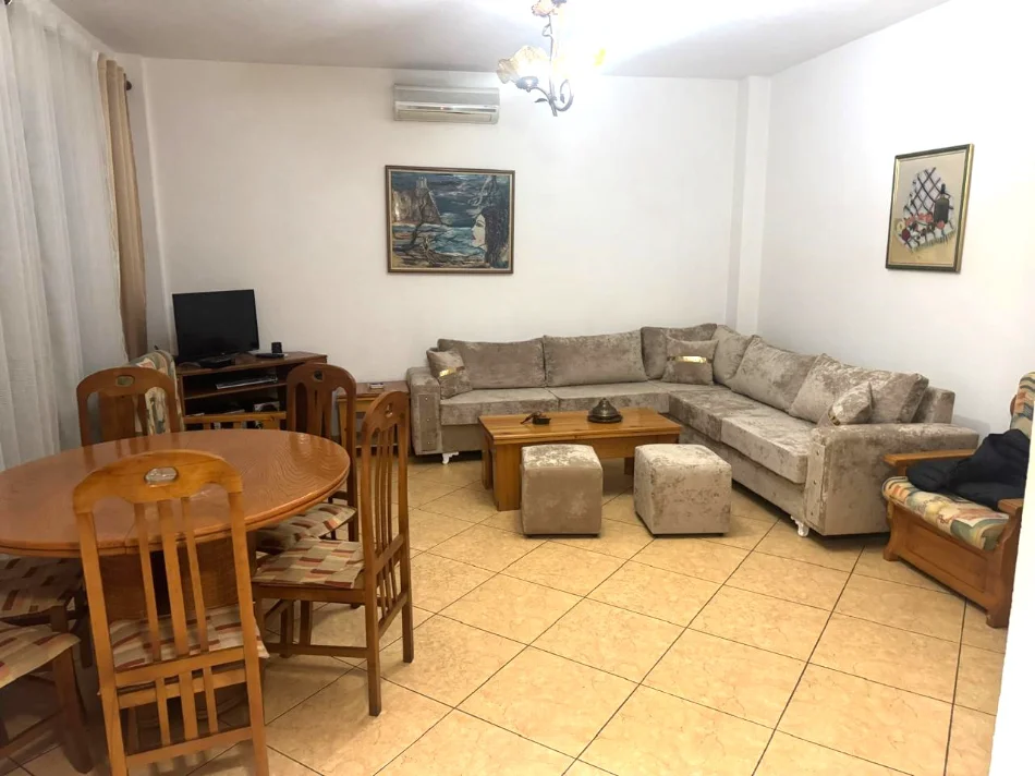 🏡 Jepet me Qera Apartament 2+1 tek Komuna e Parisit,  500 mije leke