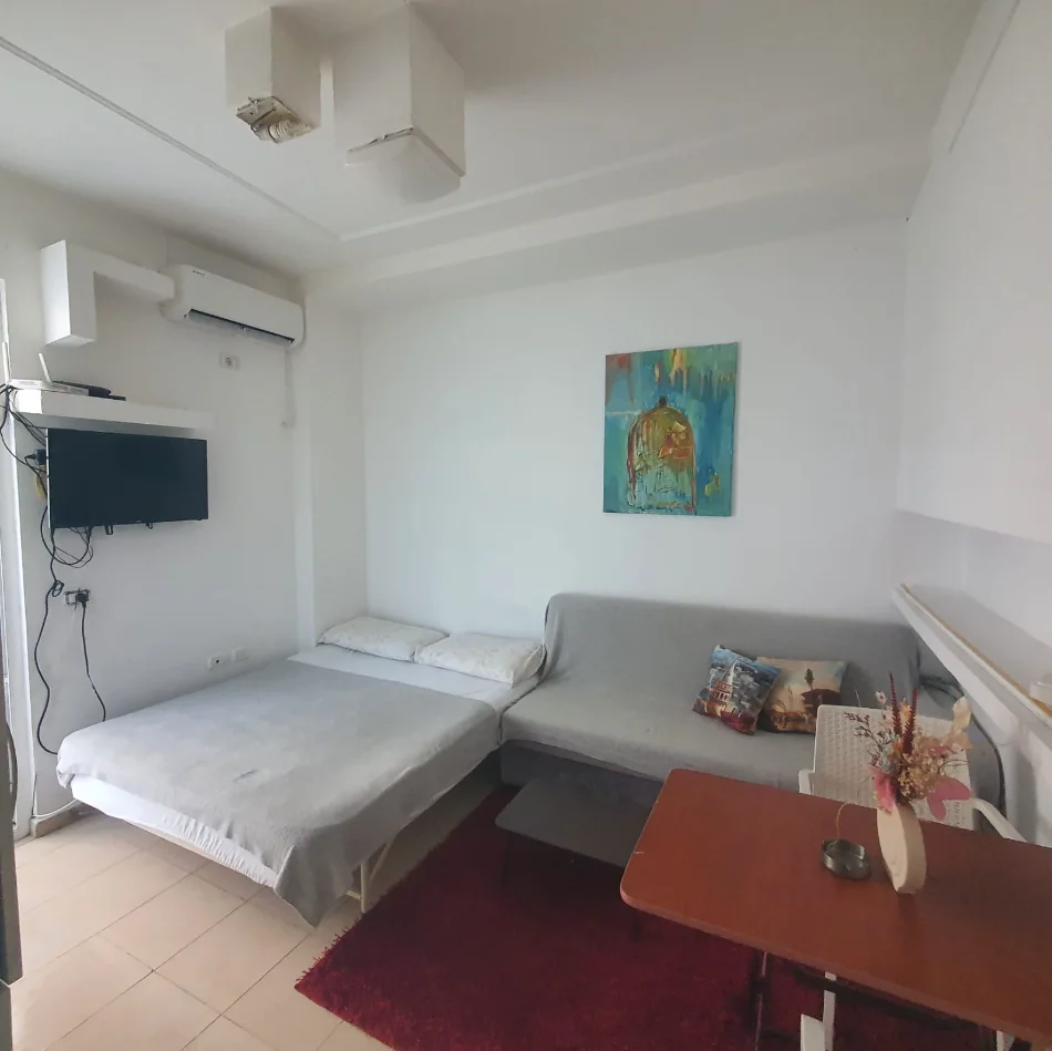 Jepet me Qera Garsoniere e mobiluar në  Fresk, një zonë e qetë dhe shumë e preferuar për banim, 300 Eur