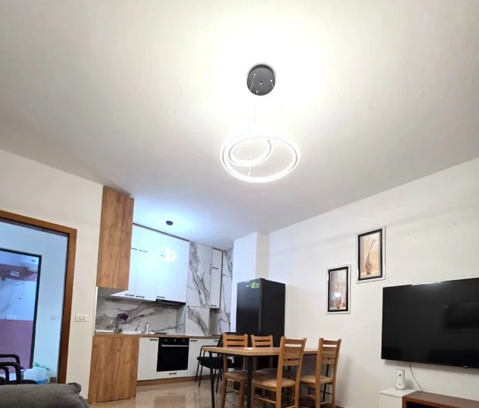 🏡 Jepet me Qera Super Apartament 1+1 📍 Prane Qendres Kristal te Komuna e Parisit,  650 mije leke