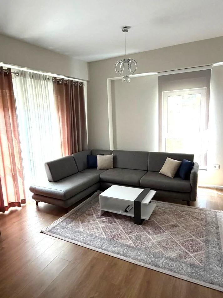 Jepet me Qera apartament 1+1 ne Ali Dem,  pranë Fushës, 420 mije leke