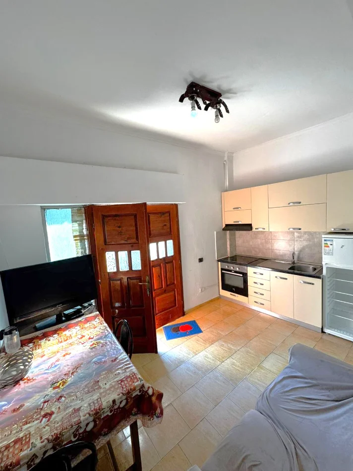 Jepet me Qira Apartament 1+1 ,  nga 350€  zbret ne 300€ , prane Viva Market , Don Bosko