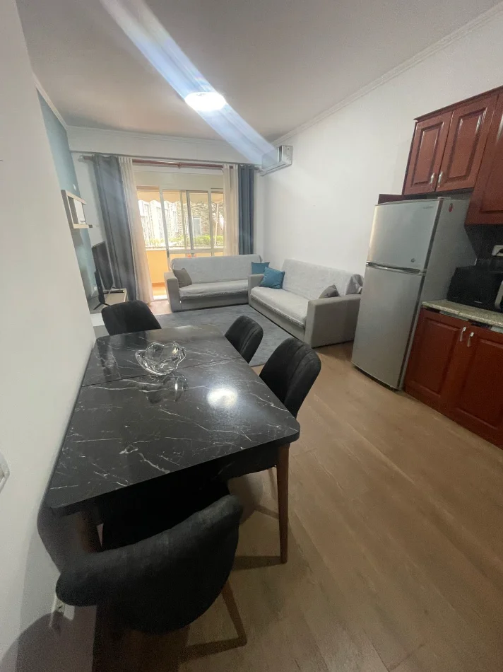 Jepet me Qira Apartament 2+1 , 400 €ur,  ne Fresk,  Ideale per nje Cift