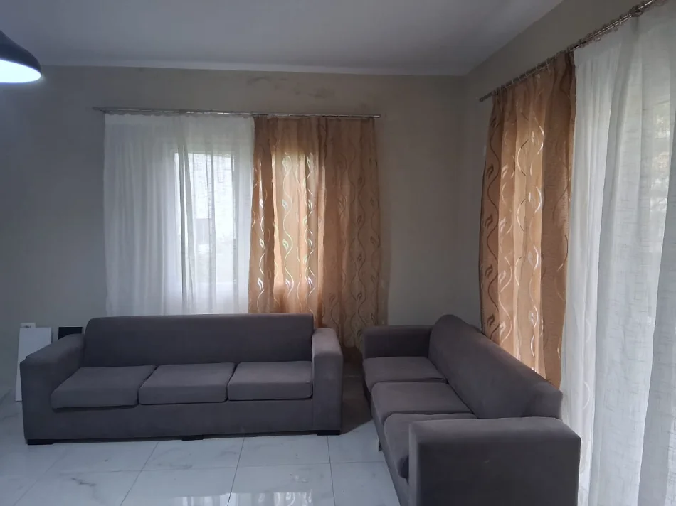 Jepet me Qira Apartament 3+1 në Vilë Private, në katin e 3-të, në Rrugën e Elbasanit, pranë Pallatit të Brigadave, 550 mije leke
