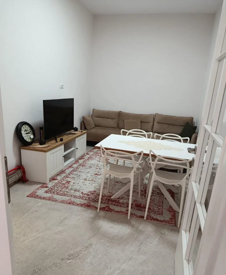 Jepet me qera 1+1 Shkolla Besnik Sykja Kati 0, 75 m² 550 €