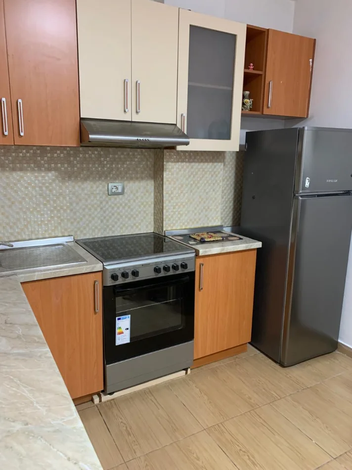 Jepet me qera 1+1 tek Vilat Gjermane ,Rruga 3 Vellezerit me vlere 300 Euro