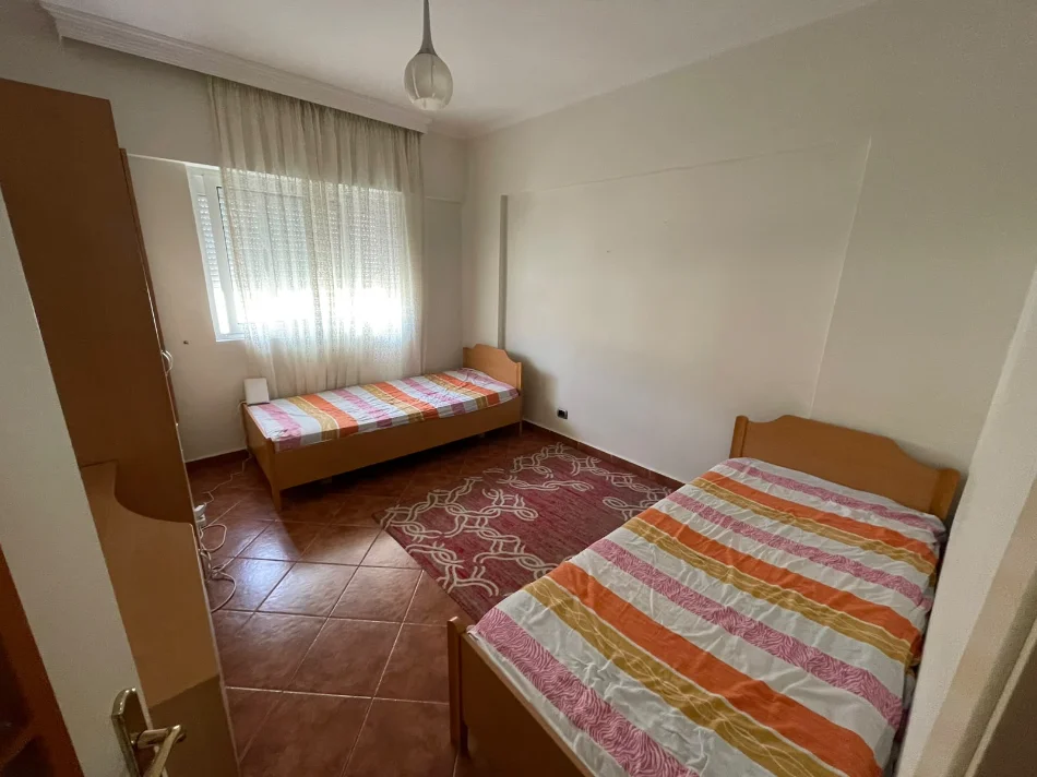 Jepet me qera  2+1, 95 m2 direkt nga pronari -  në Komunën e Parisit - tek Nefeli, një nga zonat më të preferuara