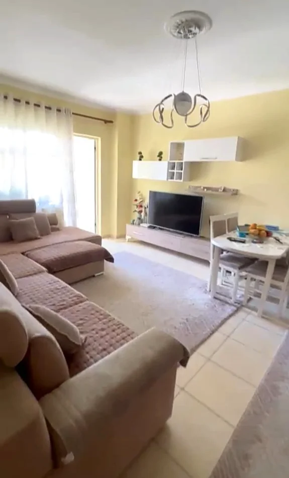 Jepet me qera apartament 1+1 , 400 € ne Astir