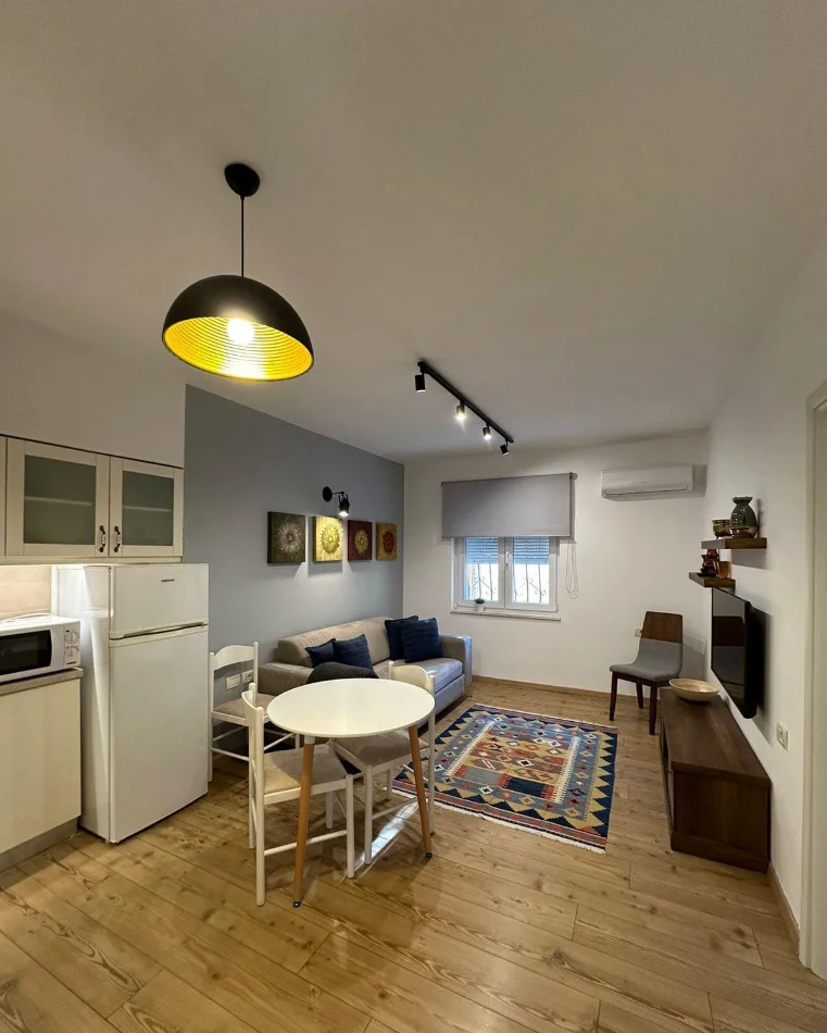 Jepet me qera apartament 1+1 Kati 1, 61 m² 650 € (Rruga elbasanit)